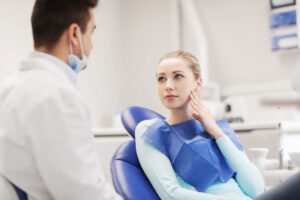 Patient explaining her symptoms to her dentist